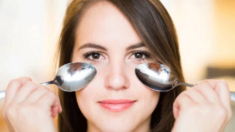 Cara Menghilangkan Kantung Mata Memakai Sendok Cukup 3 Hari Saja